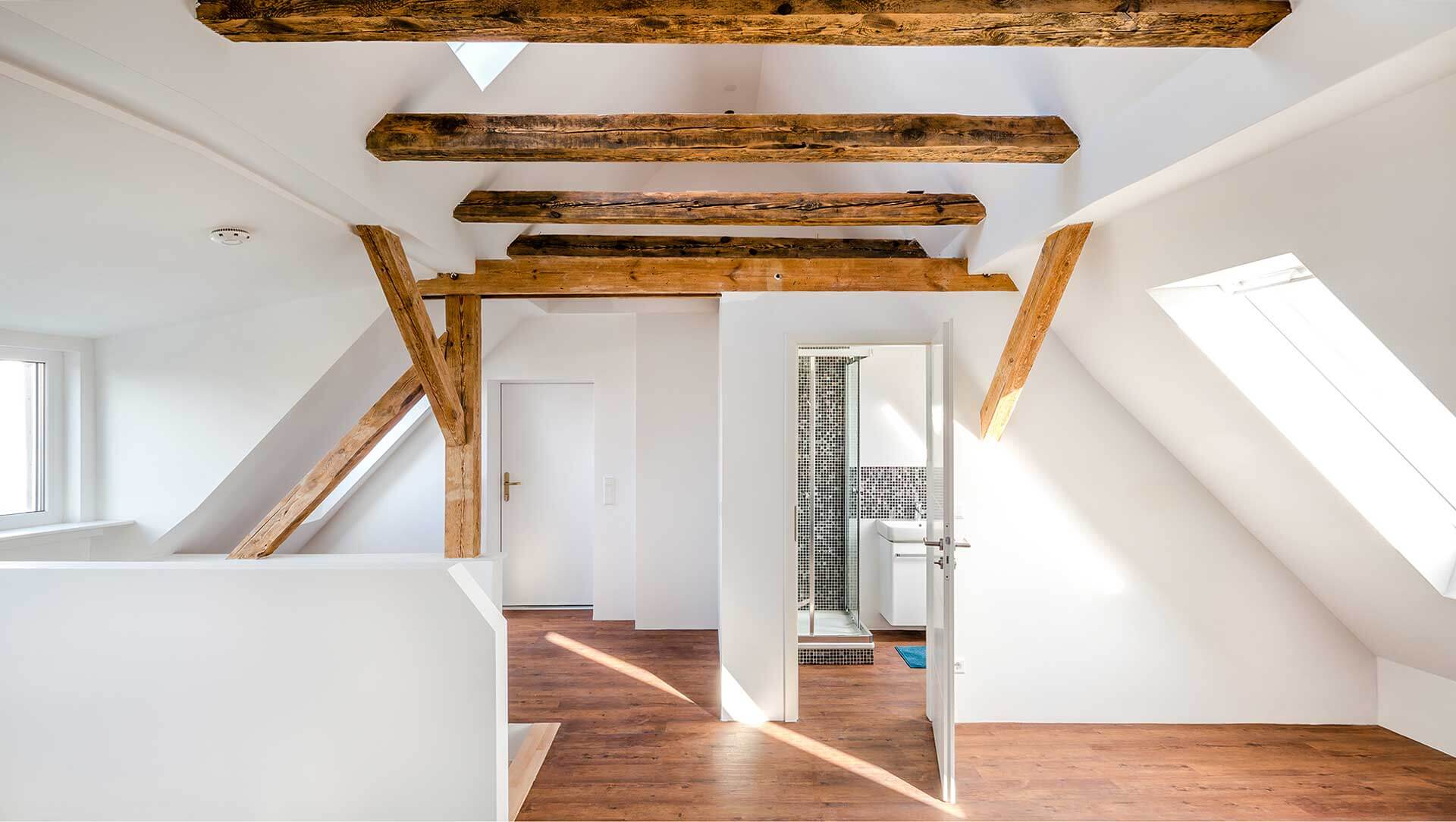 immobilienfotograf-berlin-dachgeschoss-mit-holzbalkenlz