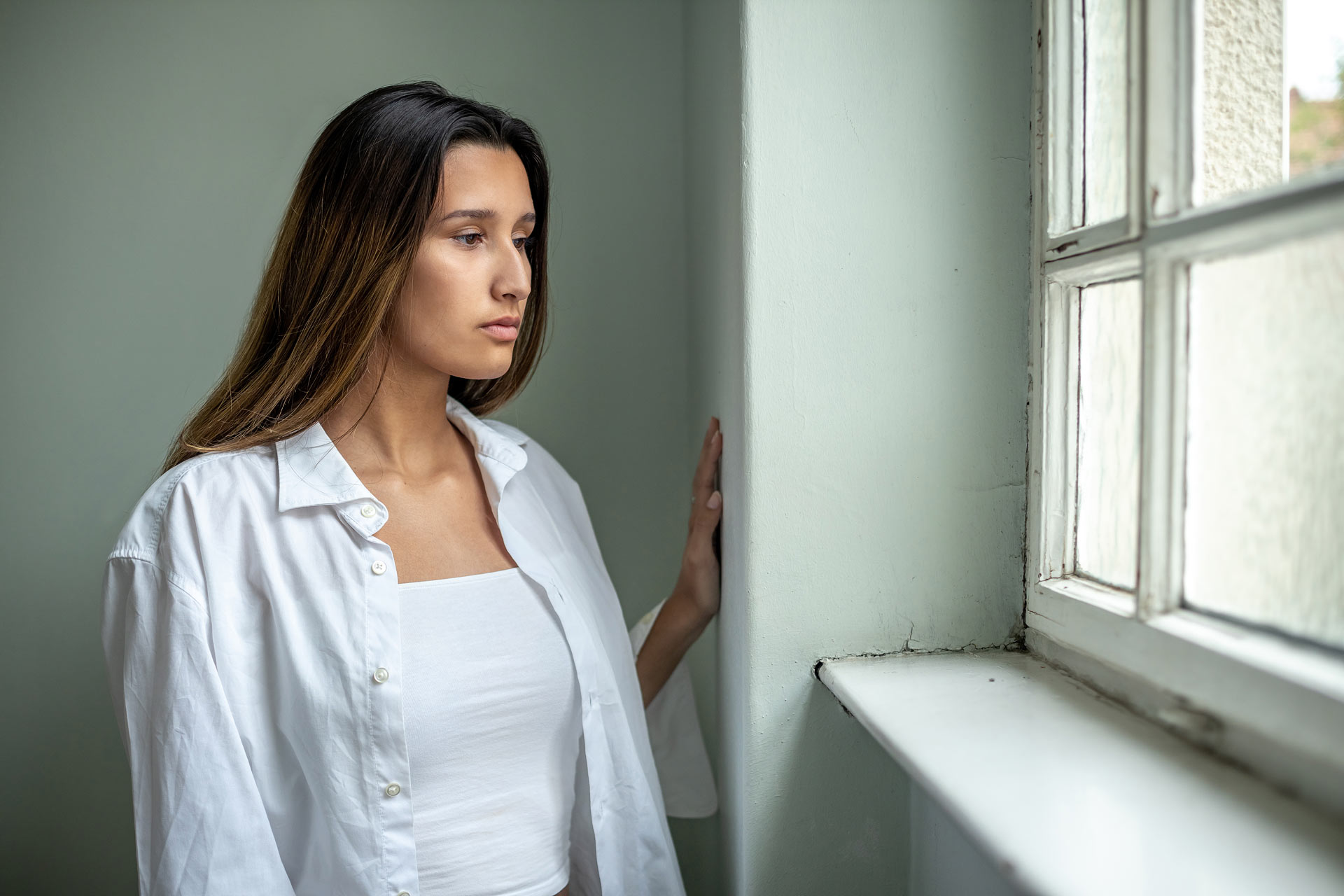 portraitfotografie-junge frau-einfallendes-fensterlicht
